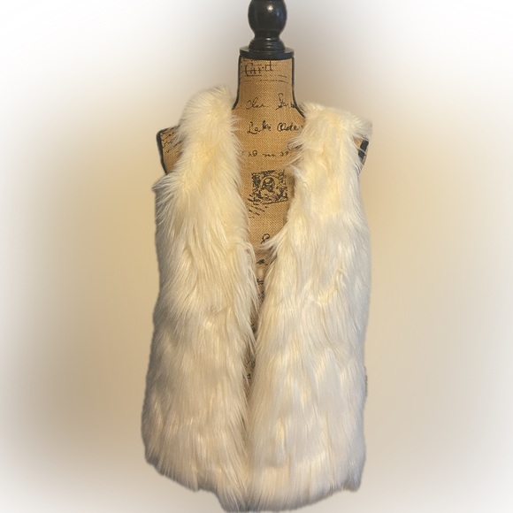 Kensie Jackets & Blazers - Kenzie Sz XS Cream Color Faux Fur Women’s Sleeveless Vest